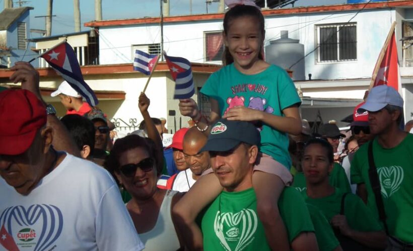 Matanceros desfilan en saludo al Primero de Mayo. Foto: Arnaldo Mirabal
