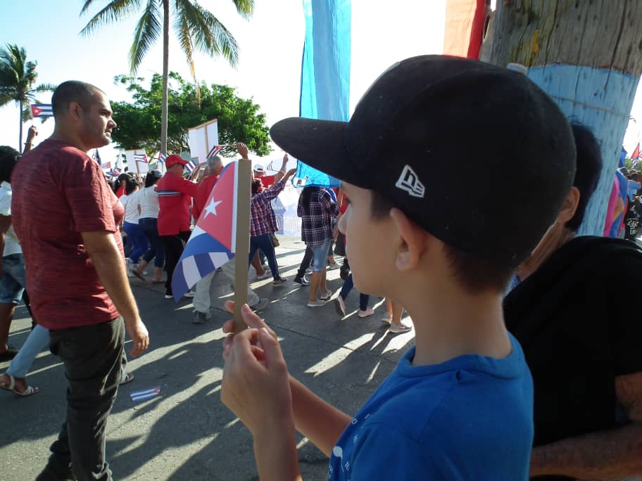 Matanceros desfilan en saludo al Primero de Mayo. Foto: Arnaldo Mirabal