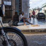 los pobres de la Tierra quiero yo mi suerte echar...”, escribió otro sabio. Ojalá uno tuviese a menudo más suerte que echar a los pobres.