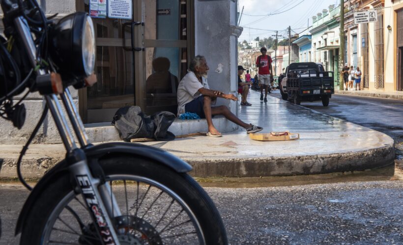 los pobres de la Tierra quiero yo mi suerte echar...”, escribió otro sabio. Ojalá uno tuviese a menudo más suerte que echar a los pobres.