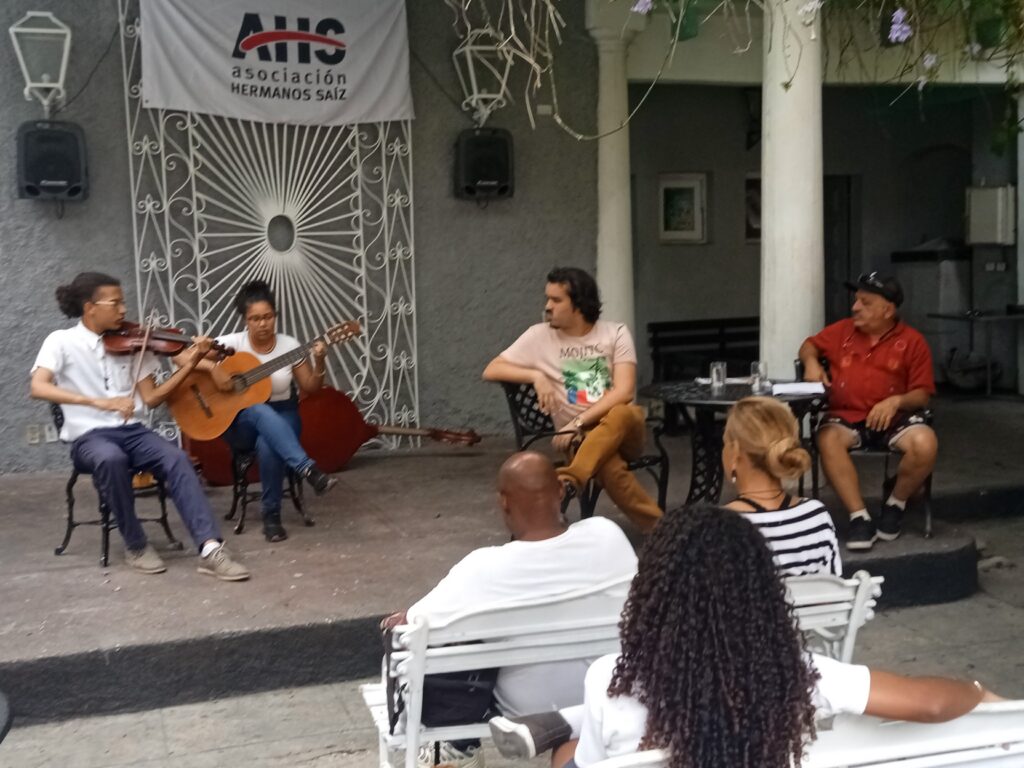 Un café literario con el escritor Guillermo Carmona
