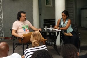 Un café literario con el escritor Guillermo Carmona