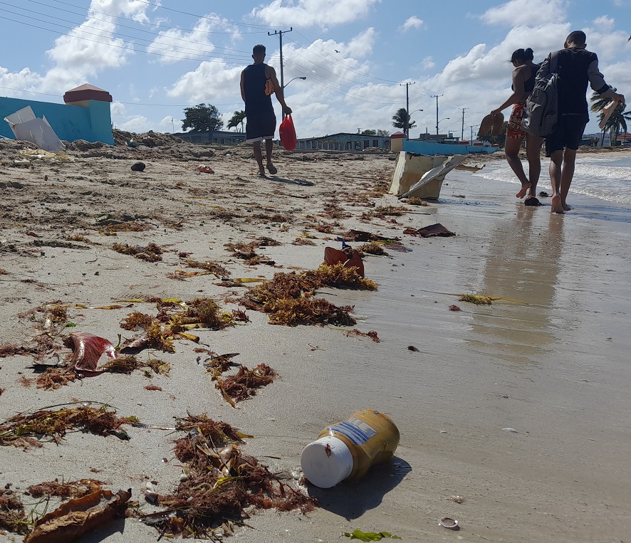 Las terribles huellas en la arena: contaminación y basura en las playas de Matanzas