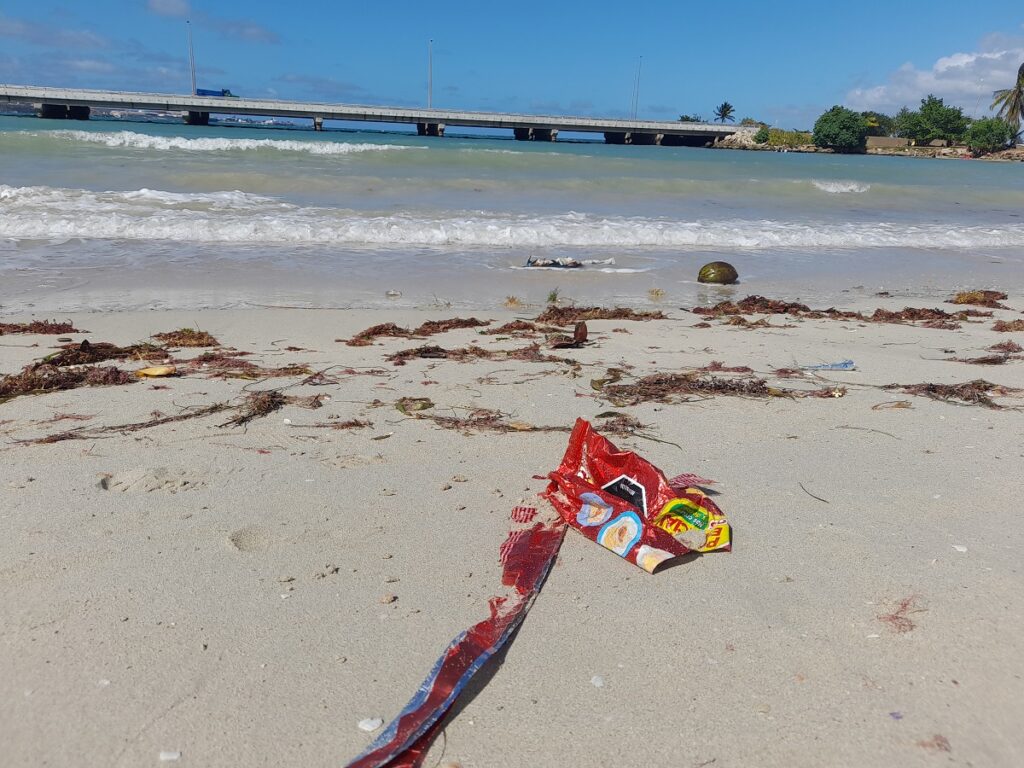 Las terribles huellas en la arena: contaminación y basura en las playas de Matanzas