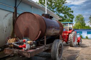 Ante la escasa aparición de pipas con agua, muchas personas se ven obligadas a pagar altos precios a las particulares; otras no pueden costearse este recurso indispensable. Foto: Raúl Navarro González