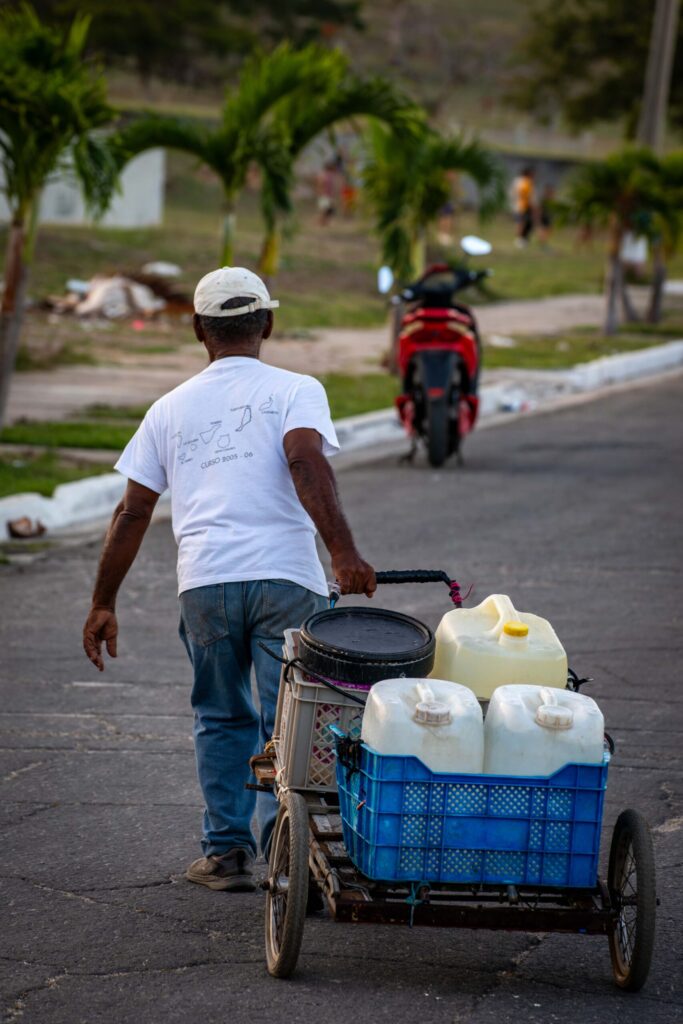 Cargar agua desde puntos bien distantes de las viviendas se ha hecho cotidiano para muchos matanceros. Foto: Raúl Navarro González
