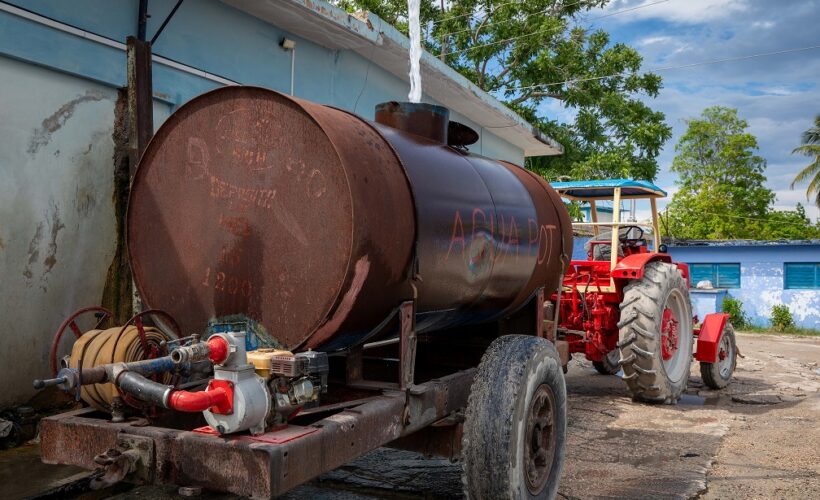Ante la escasa aparición de pipas con agua, muchas personas se ven obligadas a pagar altos precios a las particulares; otras no pueden costearse este recurso indispensable. Foto: Raúl Navarro González