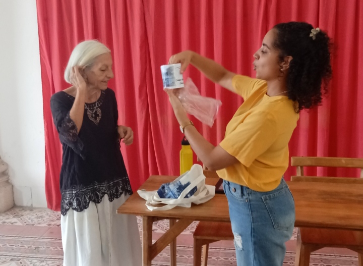 Entregan premio "Vocación de servir" a bibliotecaria matancera