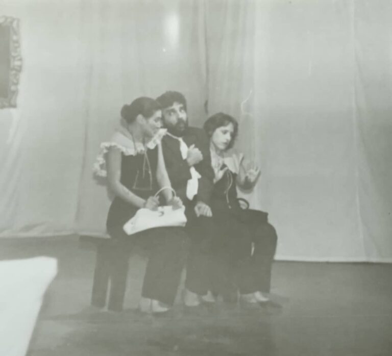 Lea, la primera de izquierda a derecha, desempeñándose como actriz durante una puesta en escena. Foto: Cortesía de la entrevistada/Tomada de Radio Llanura de Colón