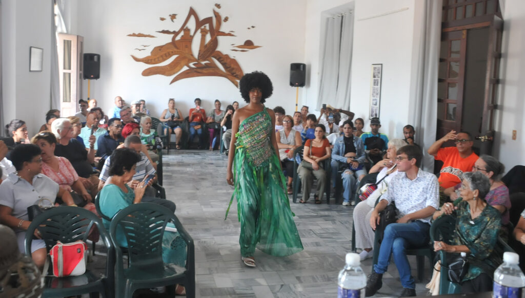 Pasarela de la colección Intimidad ofrendada en homenaje a Drake, con diseños de Juan Carlos Jiménez Huerta.