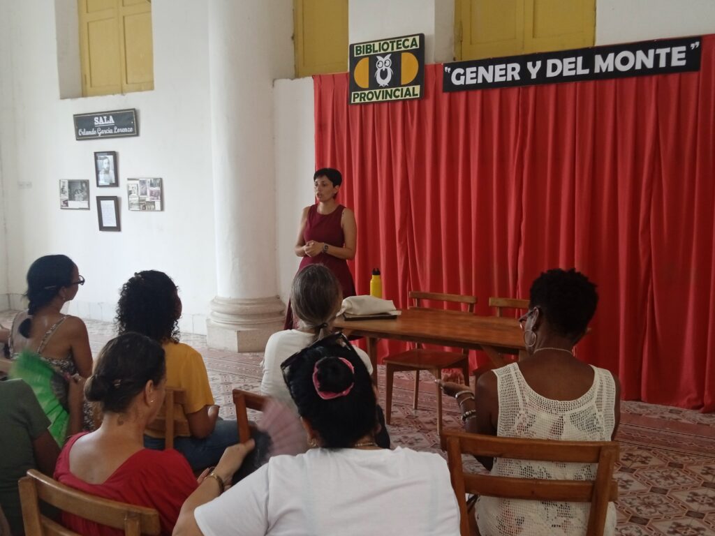 Entregan premio "Vocación de servir" a bibliotecaria matancera