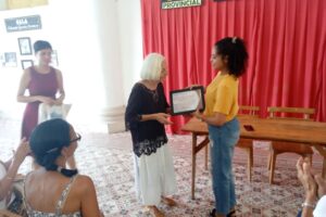 Entregan premio "Vocación de servir" a bibliotecaria matancera