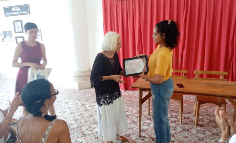 Entregan premio "Vocación de servir" a bibliotecaria matancera