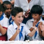 Elián González (al centro) junto a otros niños de la escuela primaria Marcelo Salado. Foto: Archivo.