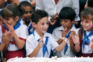 Elián González (al centro) junto a otros niños de la escuela primaria Marcelo Salado. Foto: Archivo.