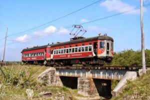 Un ferrobús en la ruta del viejo tren