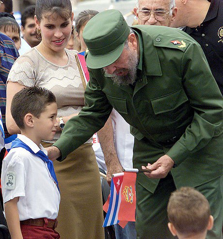 Fidel conversa con Elián González a un año de su regreso a Cuba en la tribuna antimperialista José Martí, La Habana, el 10 de julio de 2001. Sitio Fidel Soldado de las Ideas