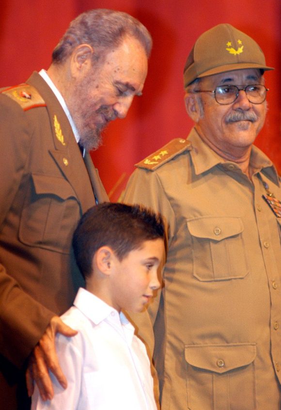 Fidel con Elián González en el Acto Político-Cultural por el 45 Aniversario de la Revolución, el 3 de enero de 2004. Sitio Fidel Soldado de las Ideas