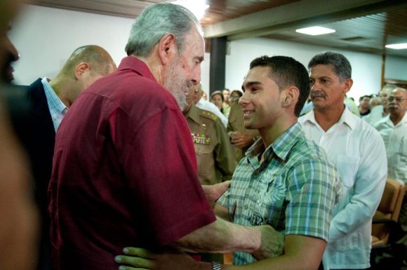 Fidel saluda a Elián González durante la presentación del libro: "La victoria estratégica", el 2 de agosto de 2010. Sitio Fidel Soldado de las Ideas