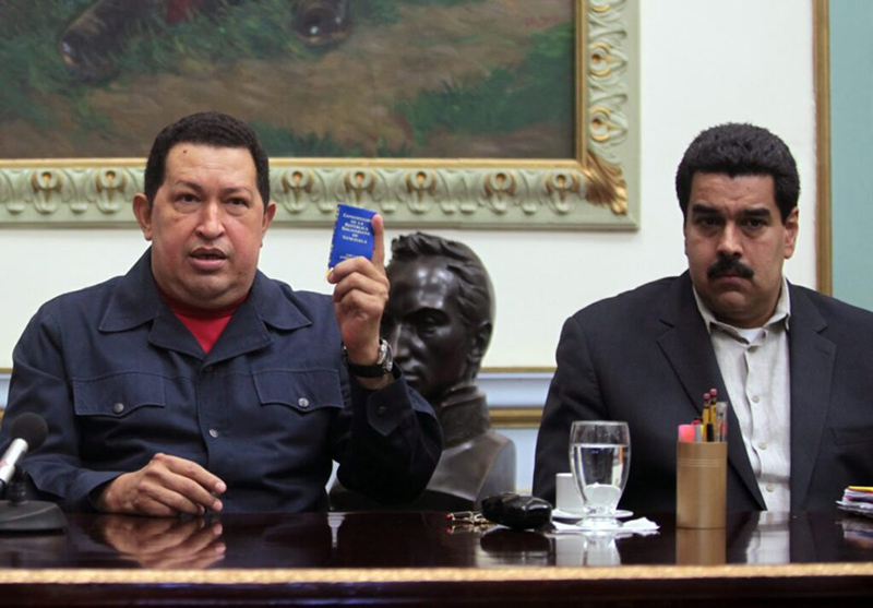Hugo Chávez Frías junto a Maduro