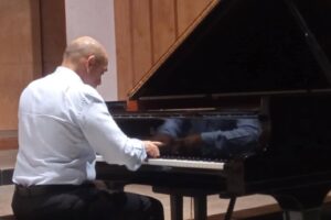 Pianista Victor Rodríguez. Foto: tomada del perfil de Facebook de María de los Ángeles Horta