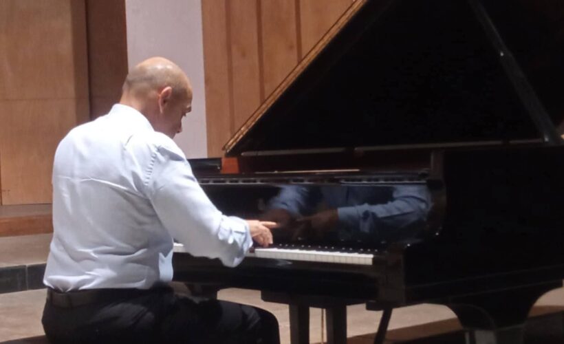 Pianista Victor Rodríguez. Foto: tomada del perfil de Facebook de María de los Ángeles Horta