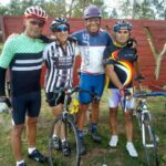 Silvio Iturralde (de azul y blanco) junto a otros pedalistas