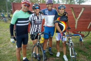 Silvio Iturralde (de azul y blanco) junto a otros pedalistas