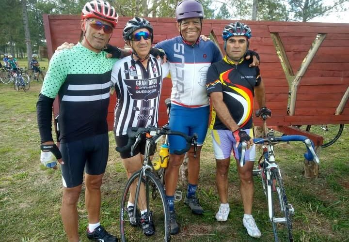 Silvio Iturralde (de azul y blanco) junto a otros pedalistas