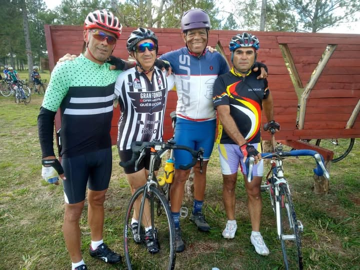 Silvio Iturralde (de azul y blanco) junto a otros pedalistas