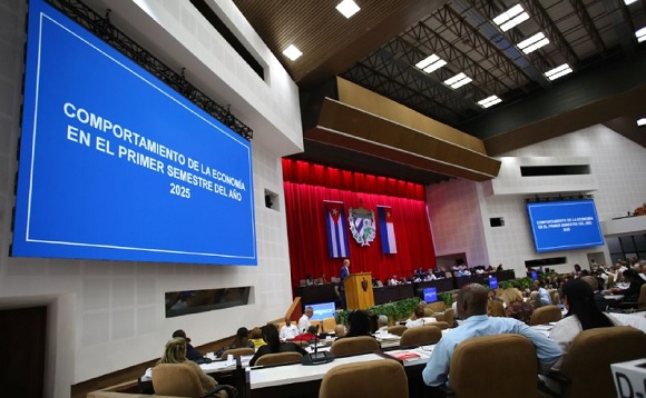 El ministro de Economía refirió ante los diputados que la inflación, escasez de divisas, combustible y energía eléctrica frenan el crecimiento económico del país. Foto: Marcelino Vázquez Hernández/ Cubadebate.