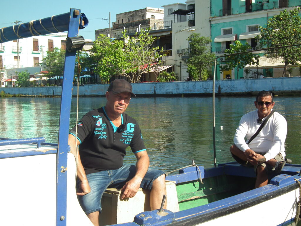 Embarcación de pescadores zozobra tras encuentro con un tiburón