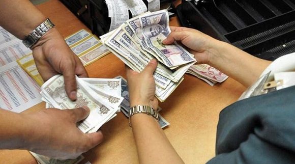 Pago de salarios en Cuba. Foto: Periódico Trabajadores.
