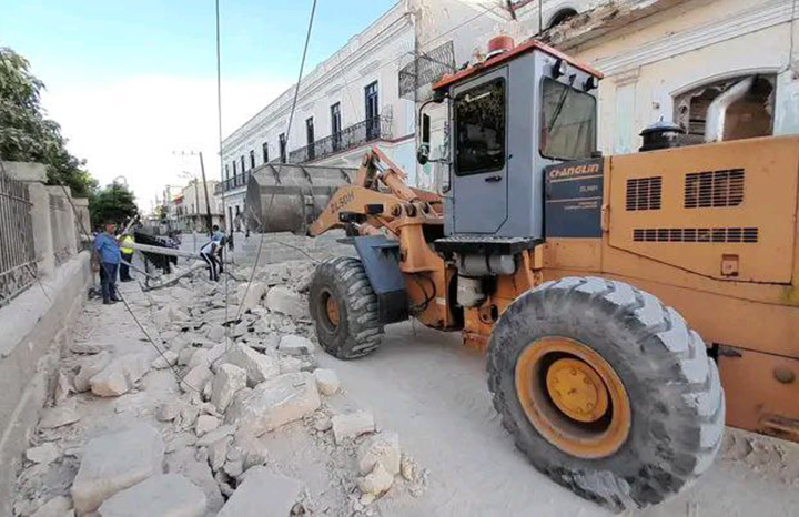 Acciones de saneamiento tras derrumbe en la ciudad de Cárdenas