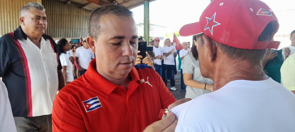 Constructores de Varadero reciben Condición de Vanguardia Nacional