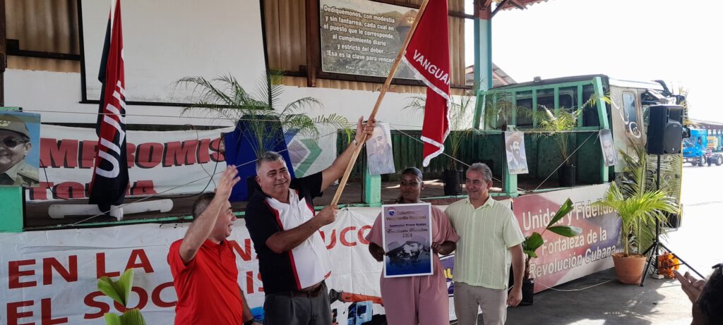 Constructores de Varadero reciben Condición de Vanguardia Nacional
