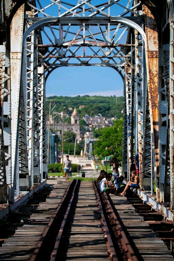 Reparación del puente ferroviario sobre el río San Juan de Matanzas: recobrar el paso