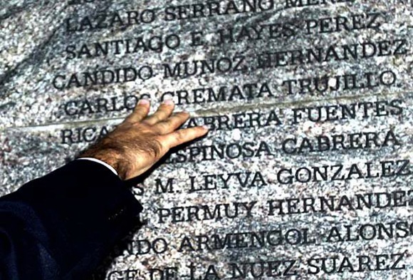 El monumento que recuerda a las víctimas del atentado, en Barbados. Foto: Ismael Francisco/ Cubadebate.