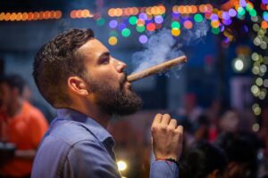Humo azul: compartir la experiencia del tabaco cubano