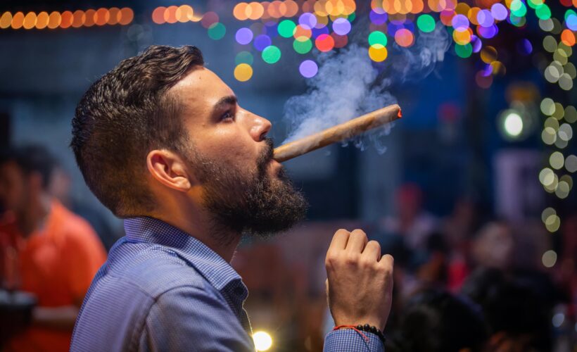 Humo azul: compartir la experiencia del tabaco cubano