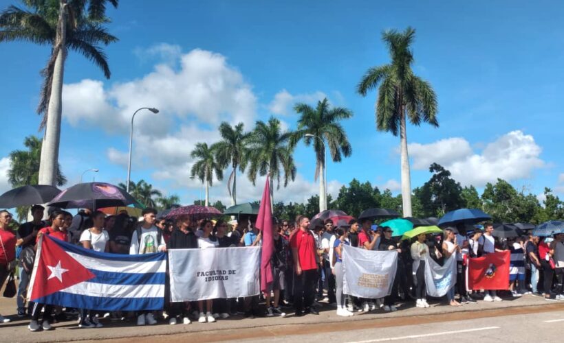 Generación del Centenario de Fidel, recibe el carné de la FEU