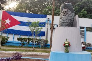 Rosas para Camilo en la Universidad de Matanzas
