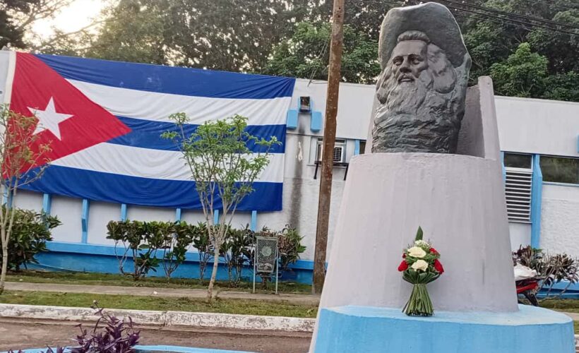 Rosas para Camilo en la Universidad de Matanzas