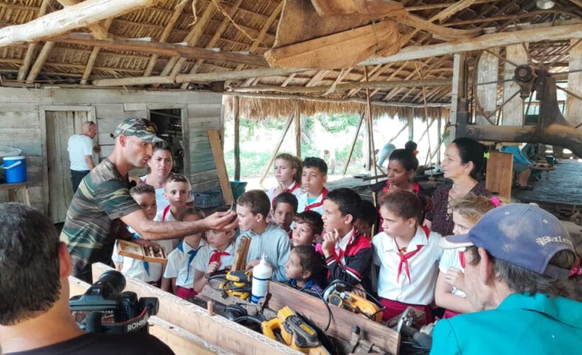 Niños y especialistas unen esfuerzos por la conservación del manatí en la Ciénaga de Zapata