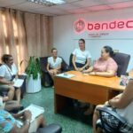 Yeneris Gómez en el banco junto a parte de su colectivo