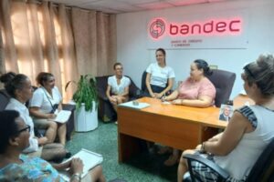 Yeneris Gómez en el banco junto a parte de su colectivo