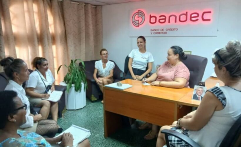 Yeneris Gómez en el banco junto a parte de su colectivo