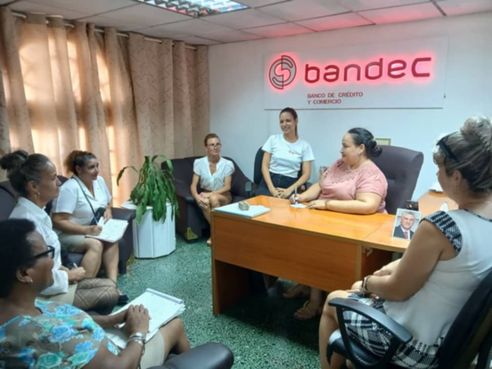 Yeneris Gómez en el banco junto a parte de su colectivo