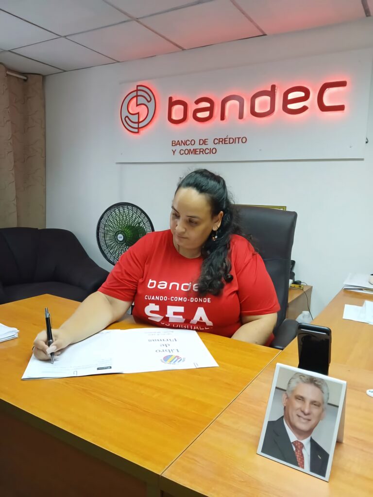 Yeneris Gómez en su oficina en el banco