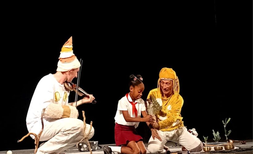 Compañía Andrayas en obra Voili-Voilà, puesta en escena en el Teatro Sauto de Matanzas